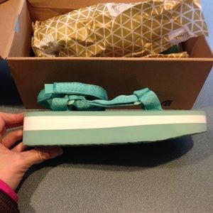 NIB Teva Flatform sandals Sz 10